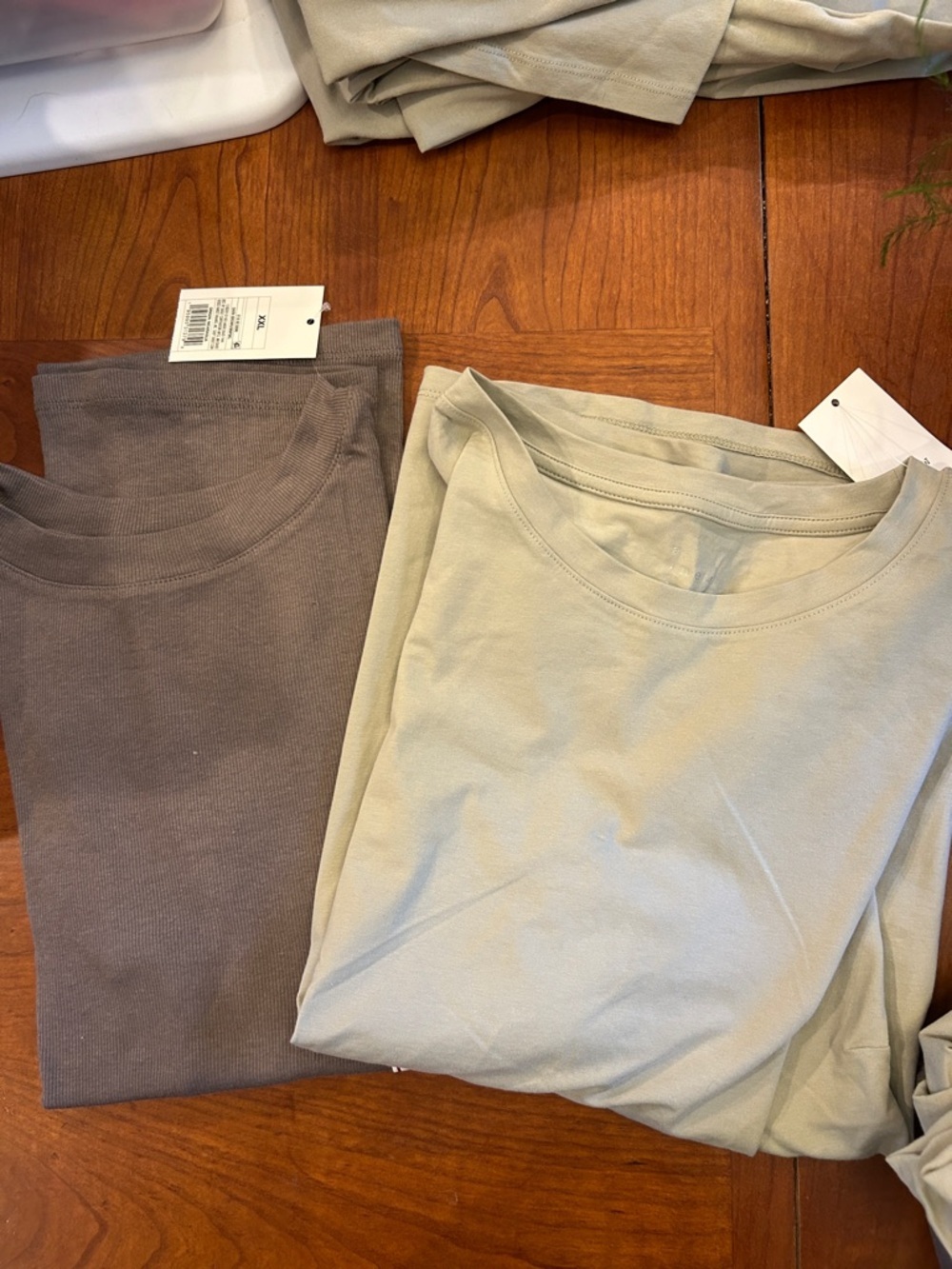 Short-Sleeve Tee - bundle light green and brown XXL NWT